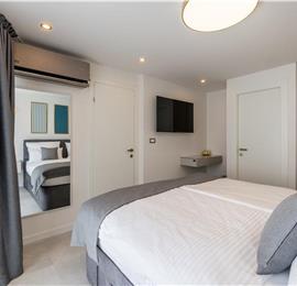 4 bedroom villa with heated pool and sea view in Vinišće, sleeps 8